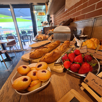 Petit-déjeuner buffet AX HOTEL vendée